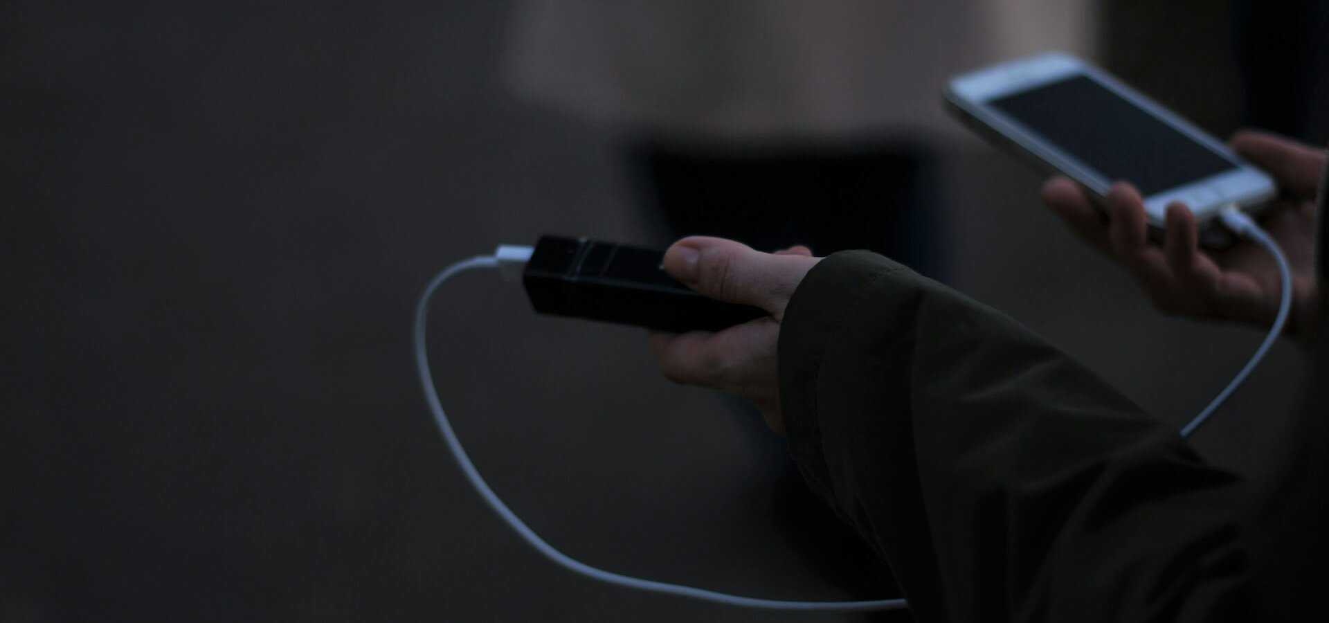 Jaki powerbank do samolotu? Powerbank w samolocie, a przepisy przewoźników