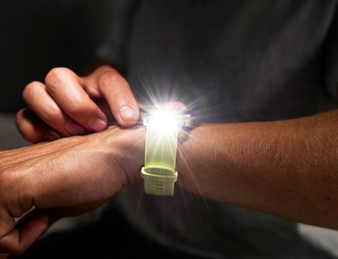 Latarka w Garmin Venu 4